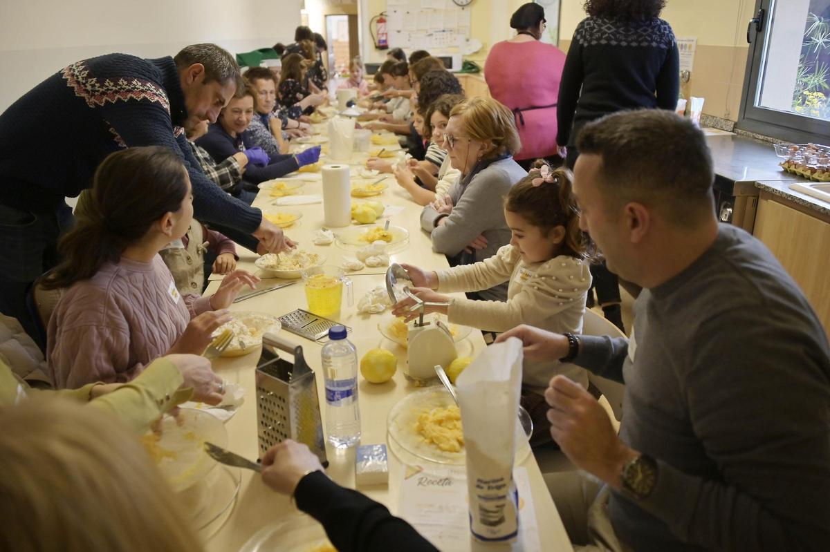 Taller de dulces navideños en el Museo Escolar de Puçol