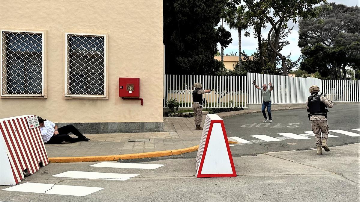 Simulación de una agresión con arma blanca en la Base Naval