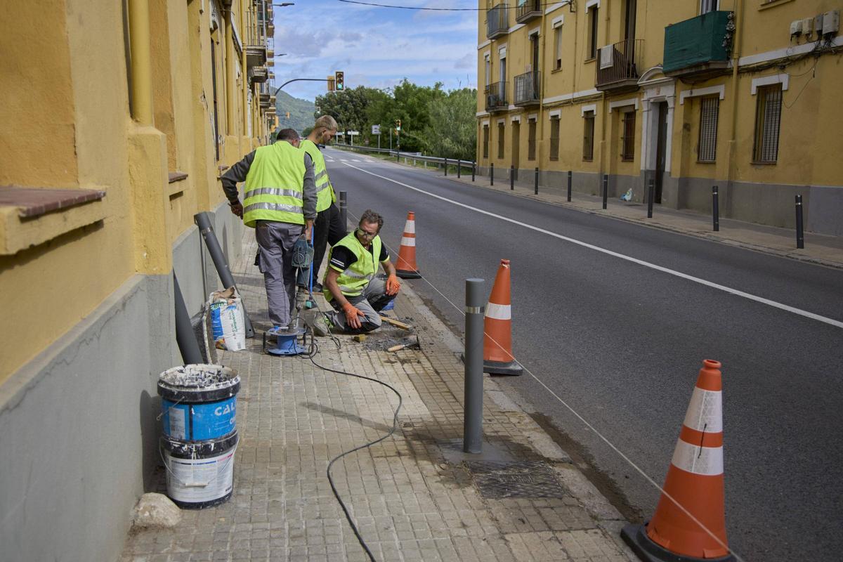 Les imatges de la reparació de les pilones que un vehicle s'ha endut a Anglès Les imatges de la reparació de les pilones que un vehicle s'ha endut a Anglès