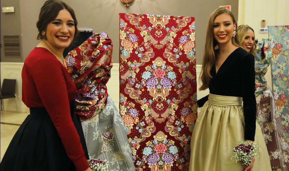 Andrea López y Marta Alacreu, en Borgoña en el primer traje y Gris en el segundo.