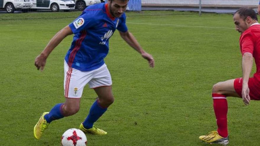 Lucas, con el balón, ante el jugador del Marino Luis Morán.