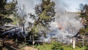 Aparatoso incendio en un vertedero de Montcada i Reixac