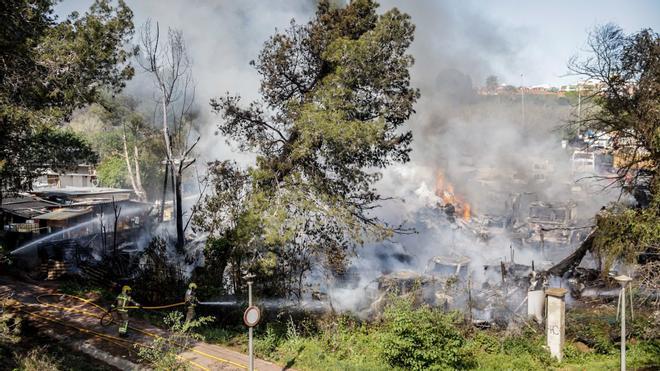 Aparatoso incendio en un vertedero de Montcada i Reixac