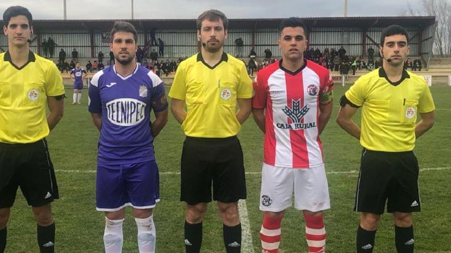 Los capitanes con el equipo arbitral en el sorteo de campos