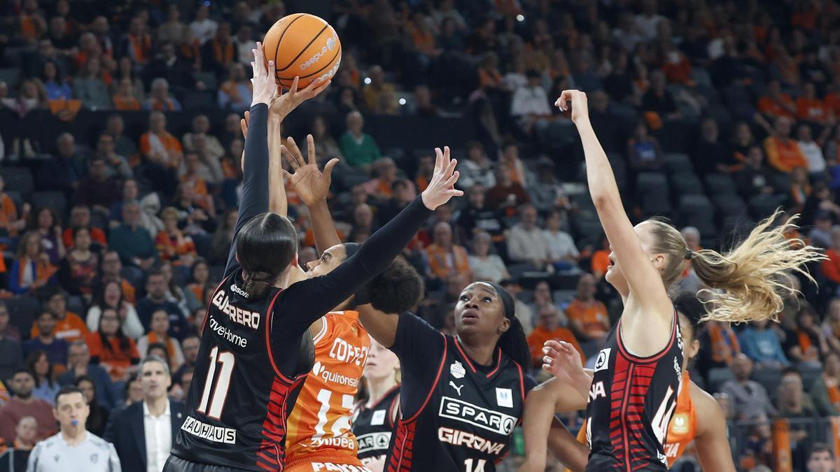 Una acció d'un partit al Roig Arena entre el València Bàsket i l'Spar Girona.