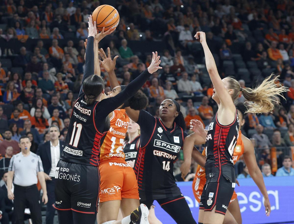 Una acció del partit d'avui al Roig Arena entre el València Bàsket i l'Spar Girona