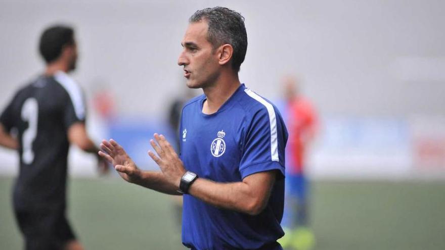 Pablo Lago da instrucciones durante el partido de ida de la semifinal de la Copa Federación en Ganzábal.