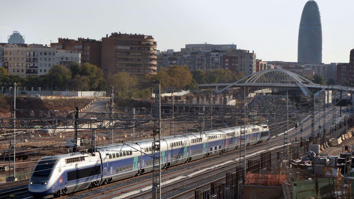 Tren TGV de la compañía francesa SNCF a la altura del Pont del Treball en Barcelona.