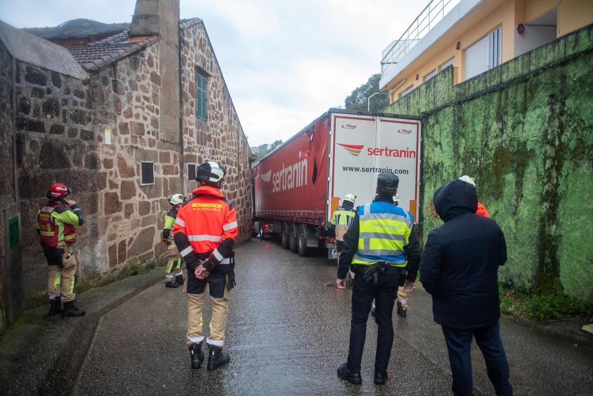Un tráiler, atascado en As Xubias
