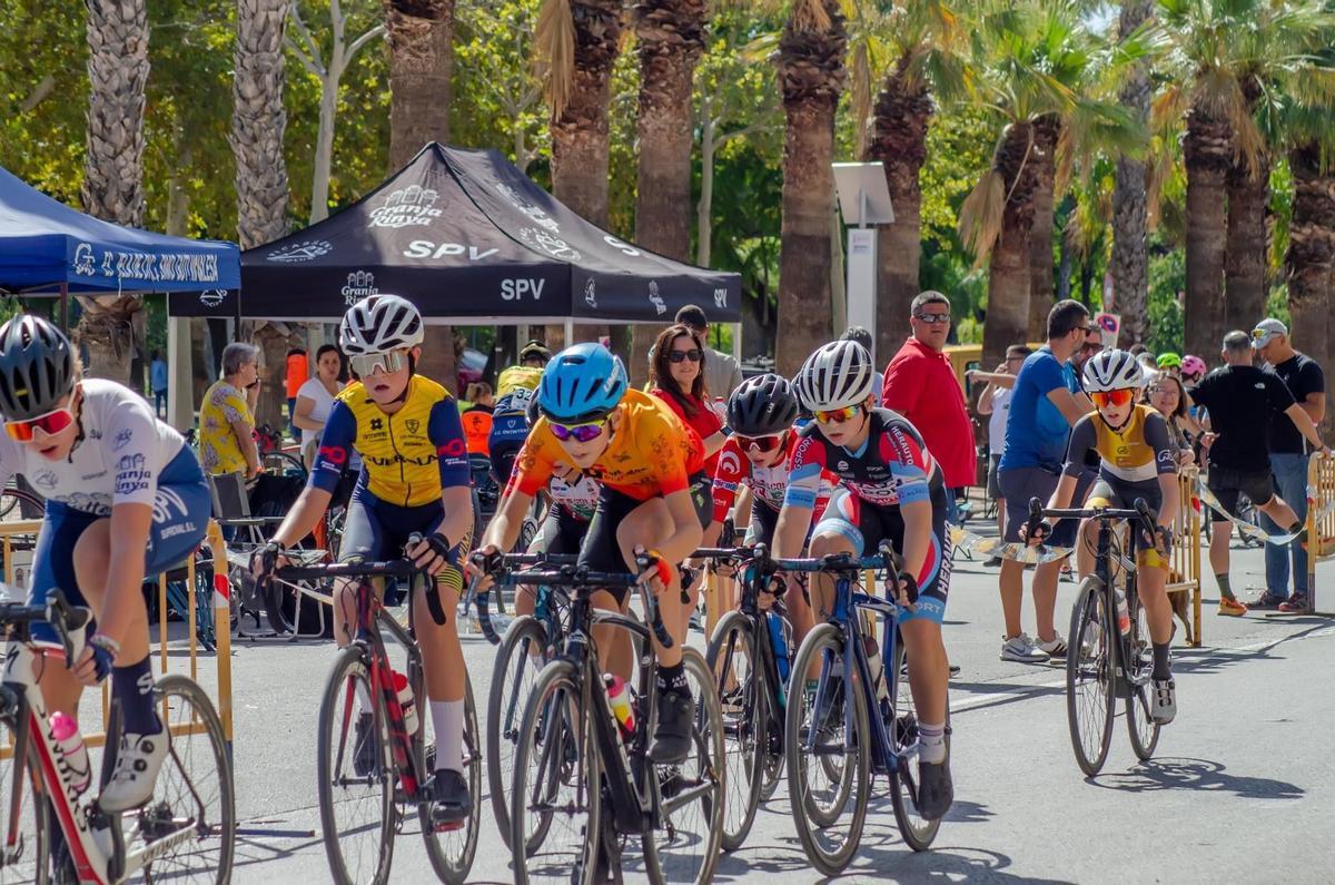 Corredores de las escuelas ciclistas en la prueba de Aldaia.