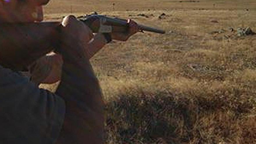 Fallece un joven al disparársele un arma de caza mientras jugaba con ella