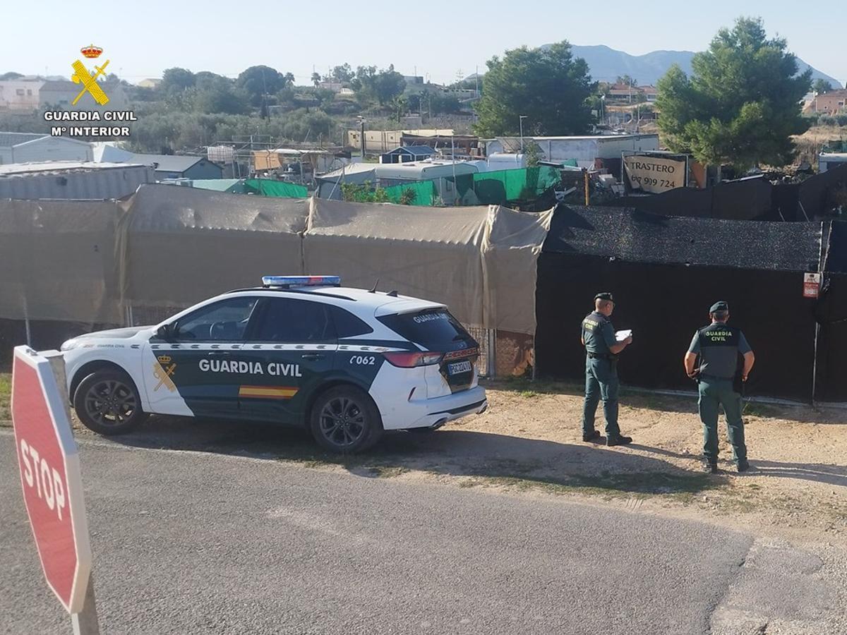 Imagen de una de las inspecciones llevadas a cabo por la Guardia Civil en las partidas rurales de Alicante el año pasado.