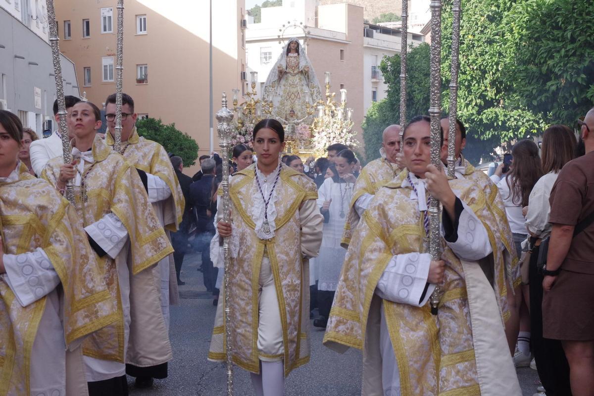 Fotos de la procesión del Rocío Coronada por el barrio de la Victoria Fotos de la procesión del Rocío Coronada por el barrio de la Victoria