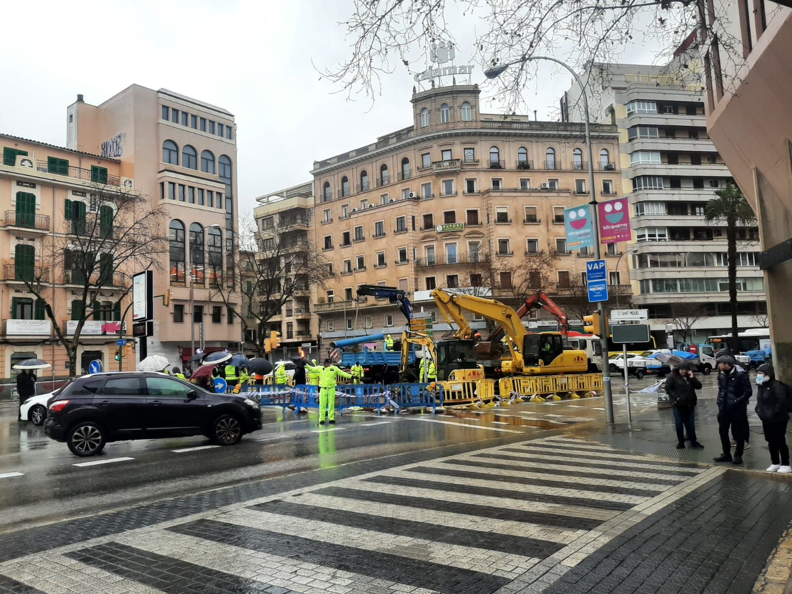 La borrasca Juliette provoca un socavón en las avenidas de Palma