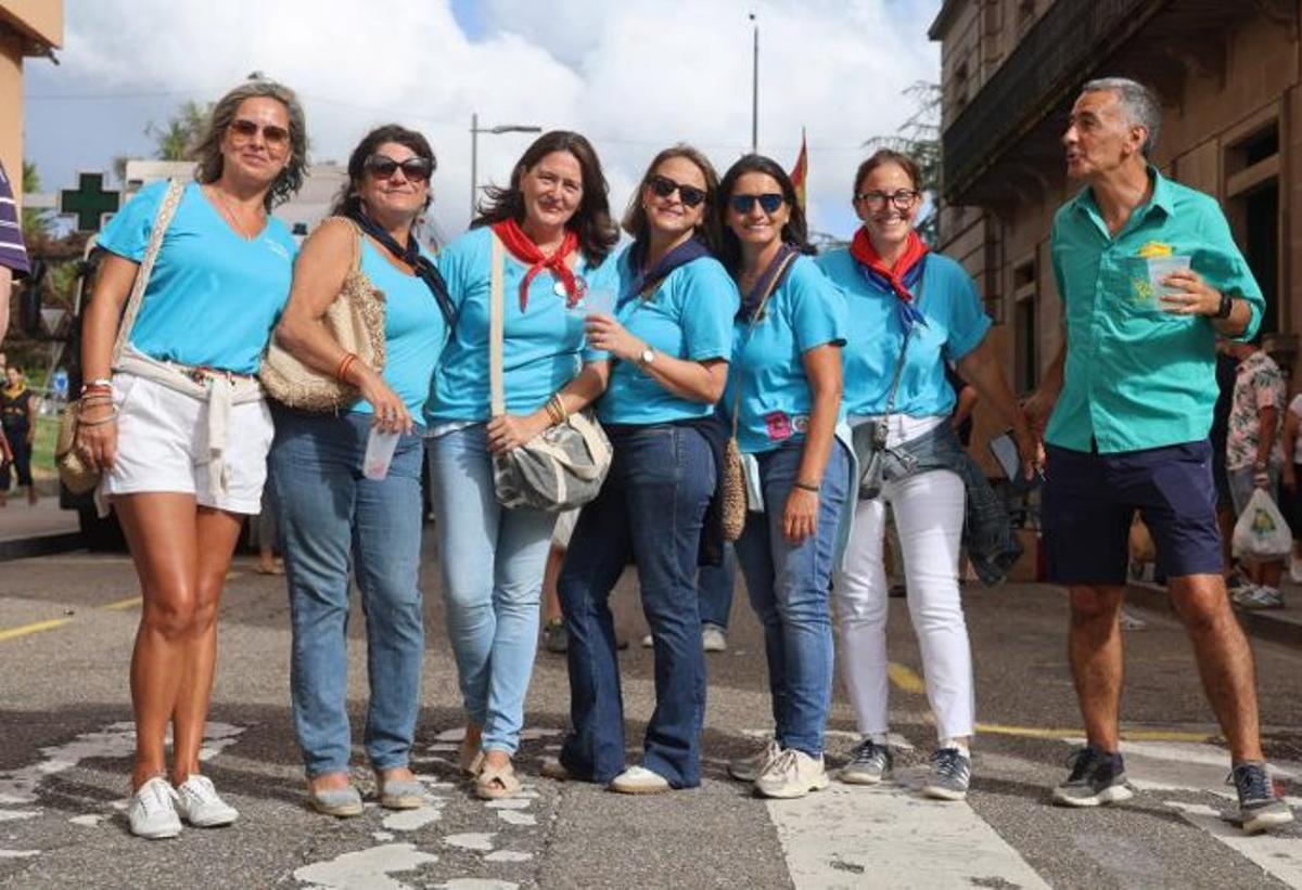 Aficionadas, a las puertas de la plaza.