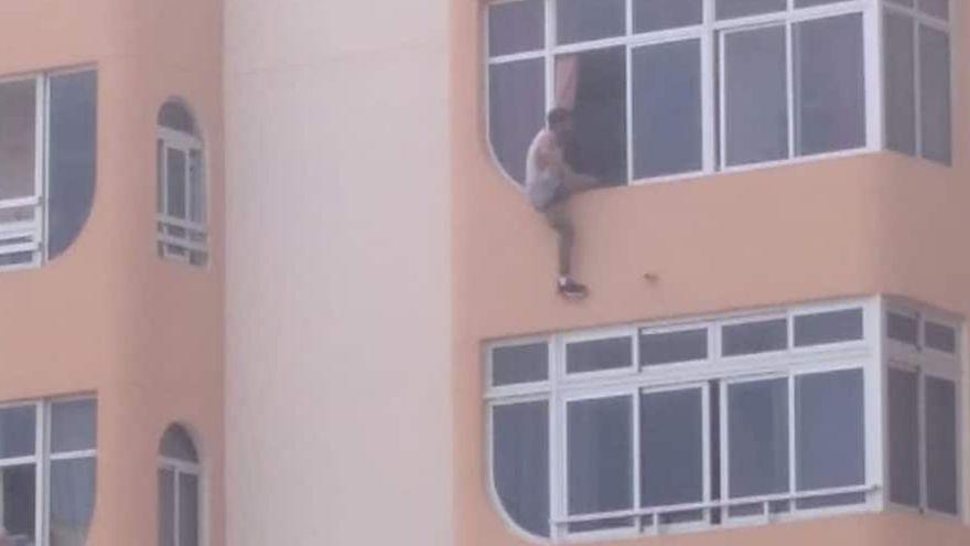 La Policía salva in extremis a un hombre de tirarse de un edificio en Canarias.