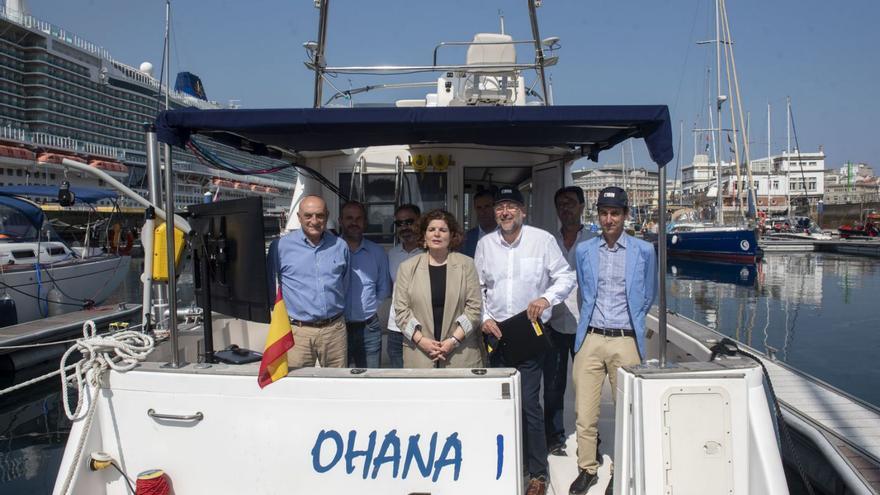 Miembros del proyecto, con la subdelegada del Gobierno, a bordo del ‘Ohana I’. | | CASTELEIRO/ROLLER AGENCIA