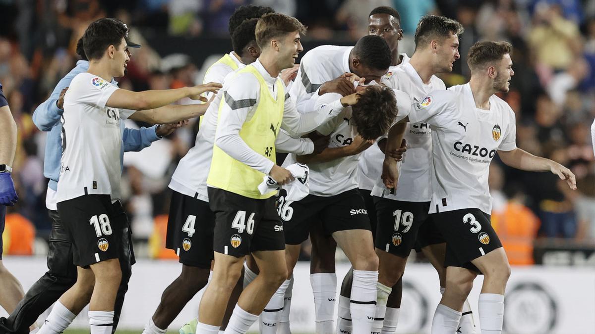 Resumen, goles y highlights del Valencia 2 - 1 Valladolid de la jornada 31 de LaLiga Santander