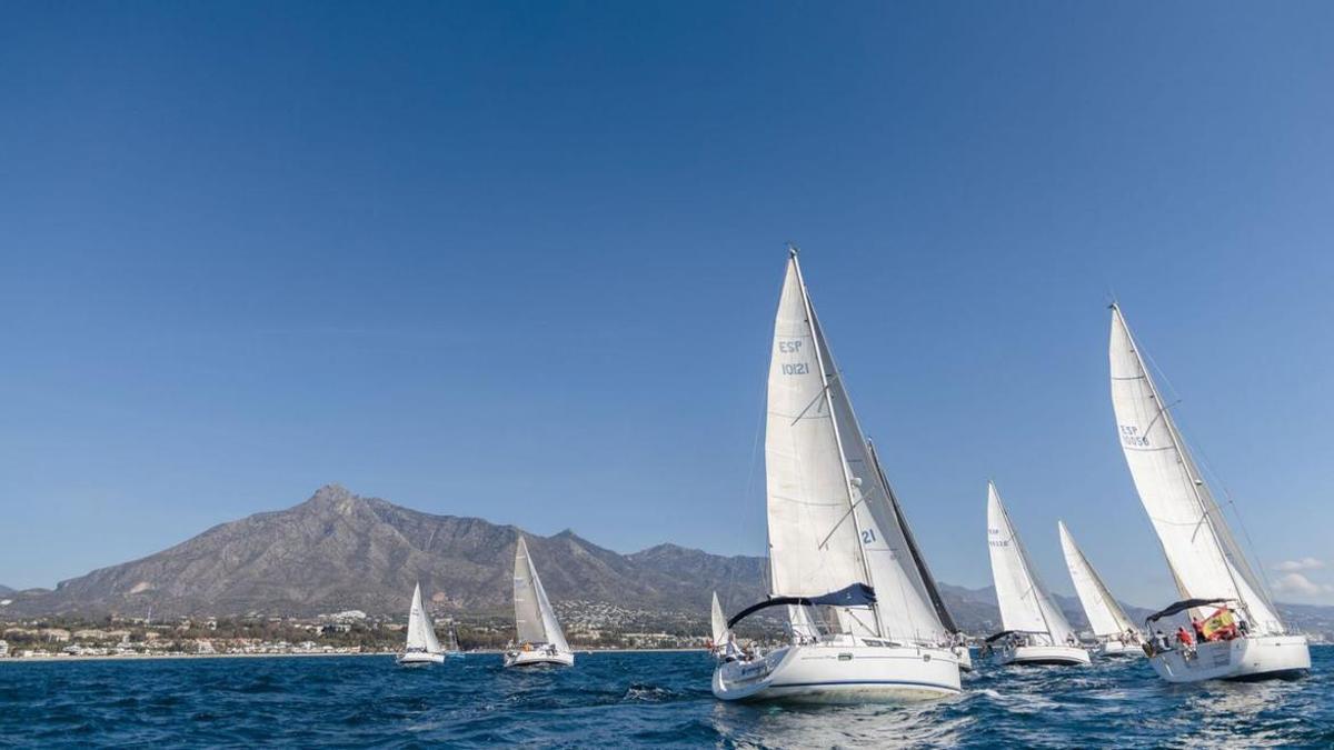 Un grupo de veleros navega a poca distancia de las playas de Marbella.