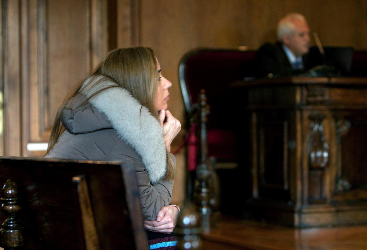 Tania Varela se sienta en el banquillo de la Audiencia de Pontevedra.