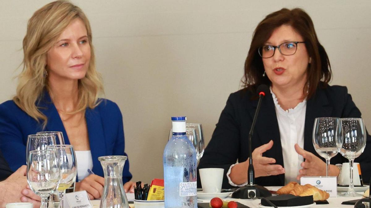 La concejala María José Caride junto a María Borrás, presidenta del Círculo de Empresarios.