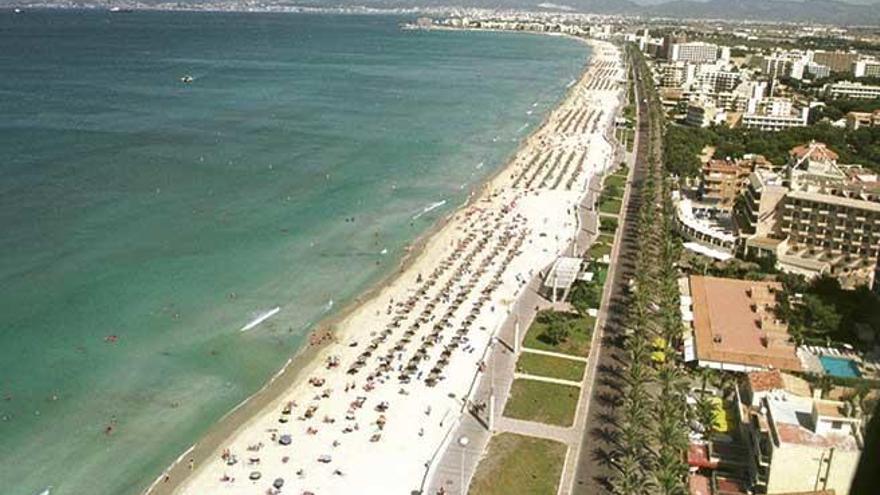 Imagen aérea de la Platja de Palma, zona en la que el alquiler vacacional estará prohibido en todas las viviendas.