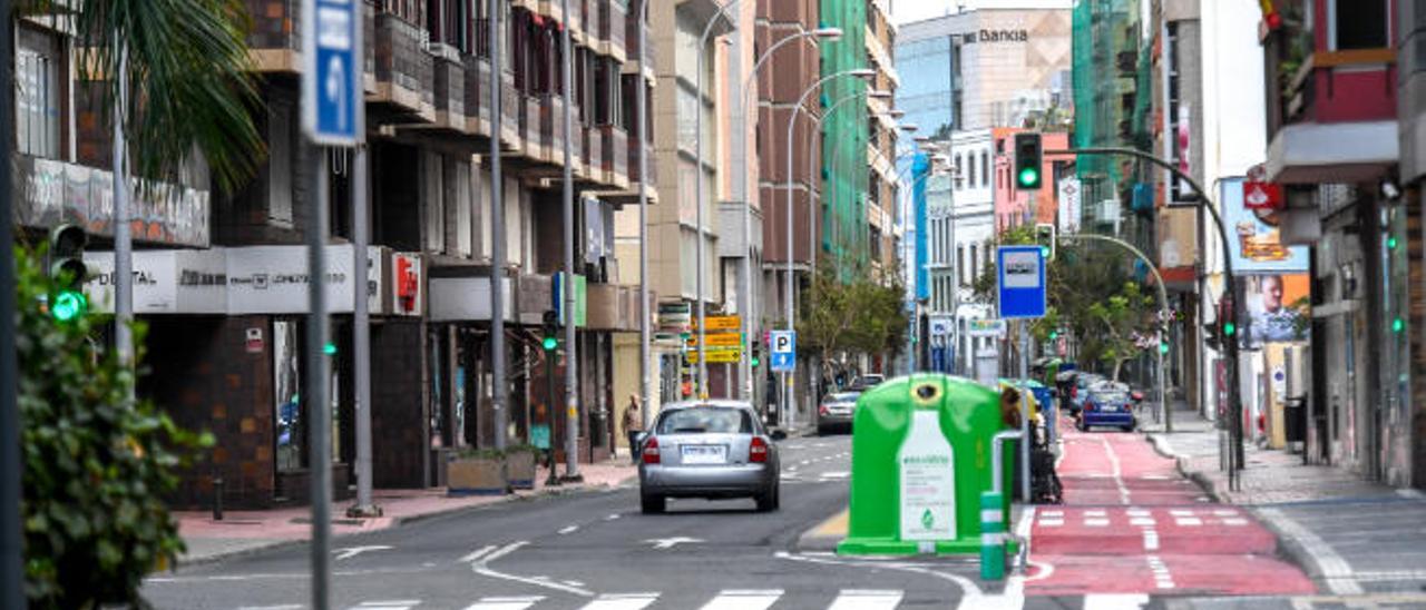 Calle del centro de la capital grancanaria con los comercios cerrados.