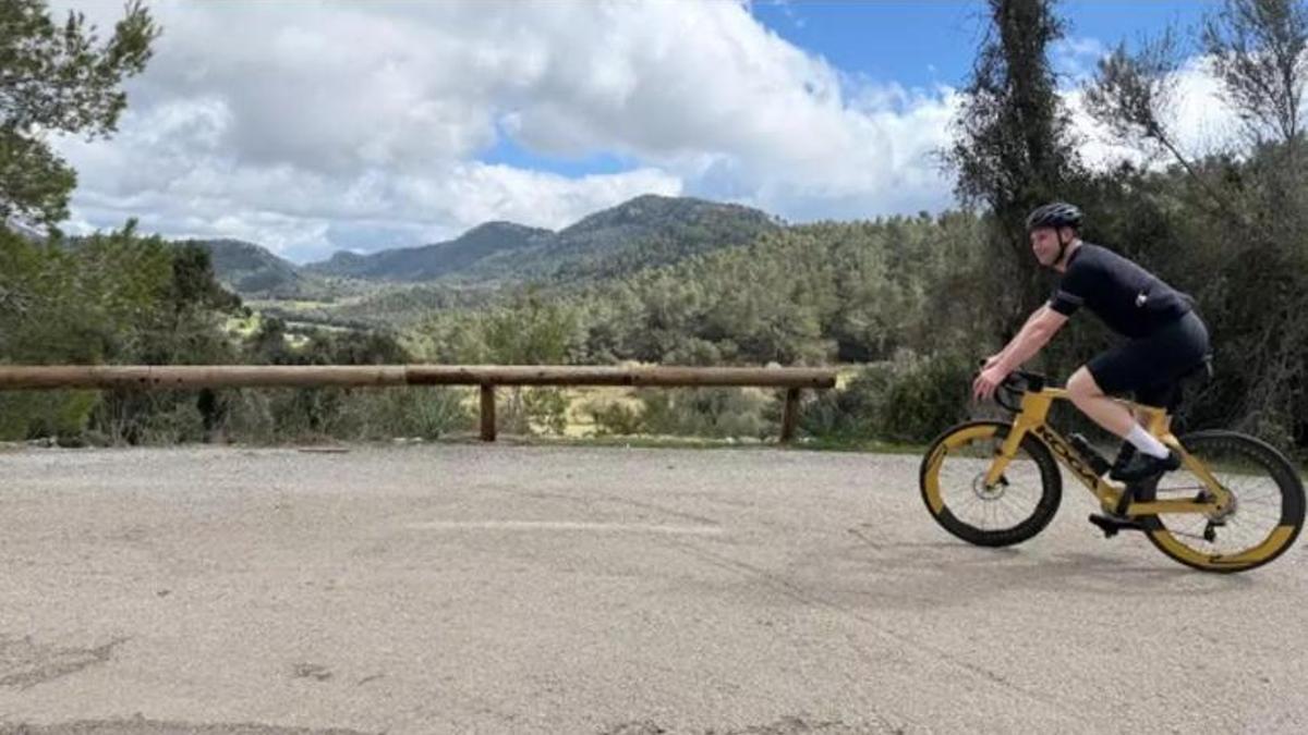 Harrie Lavreysen en su bicicleta dorada en la sierra de Tramuntana