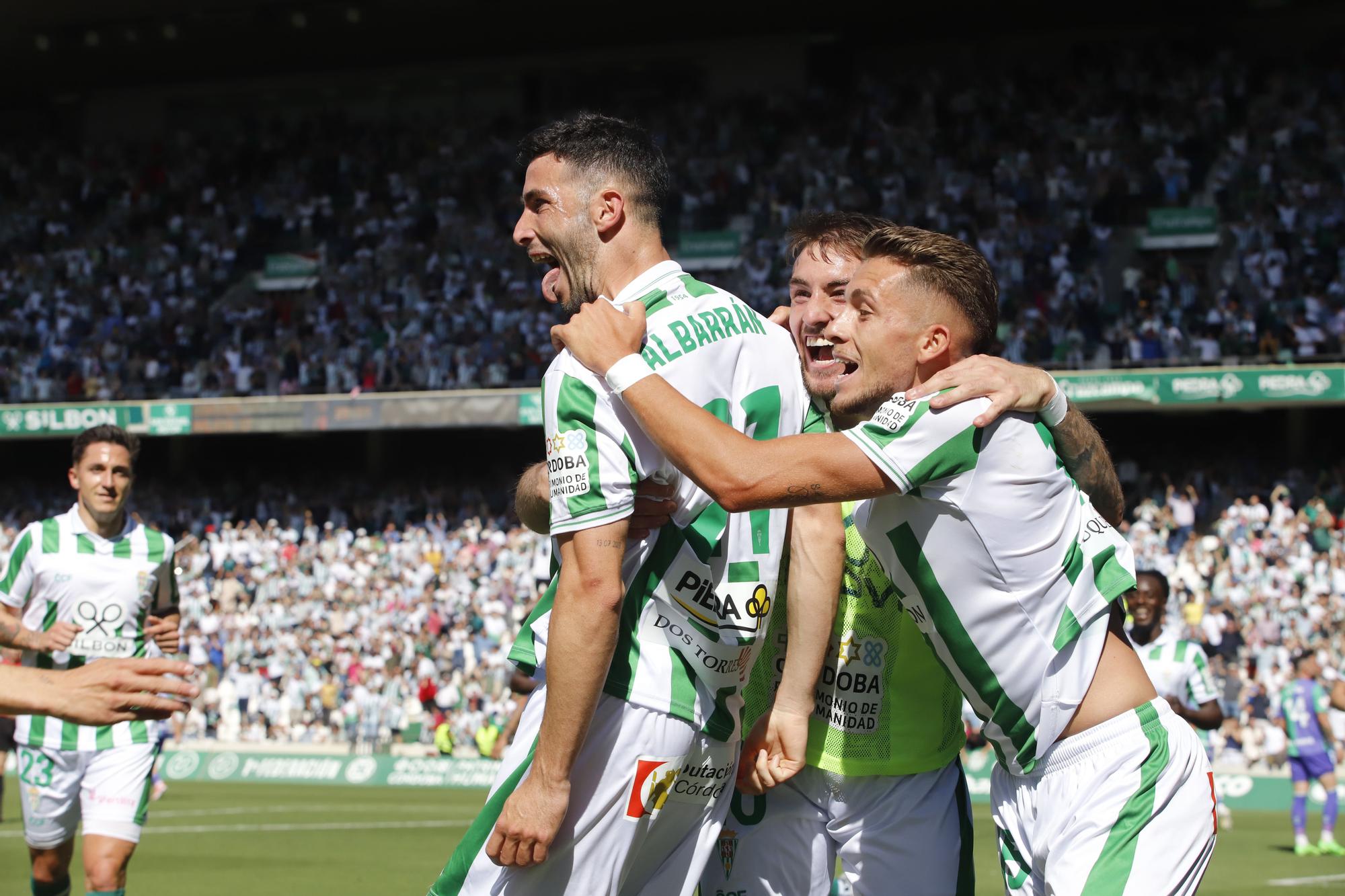 Albarrán es felicitado por sus compañeros tras anotar el gol del triunfo del Córdoba CF ante el Málaga.