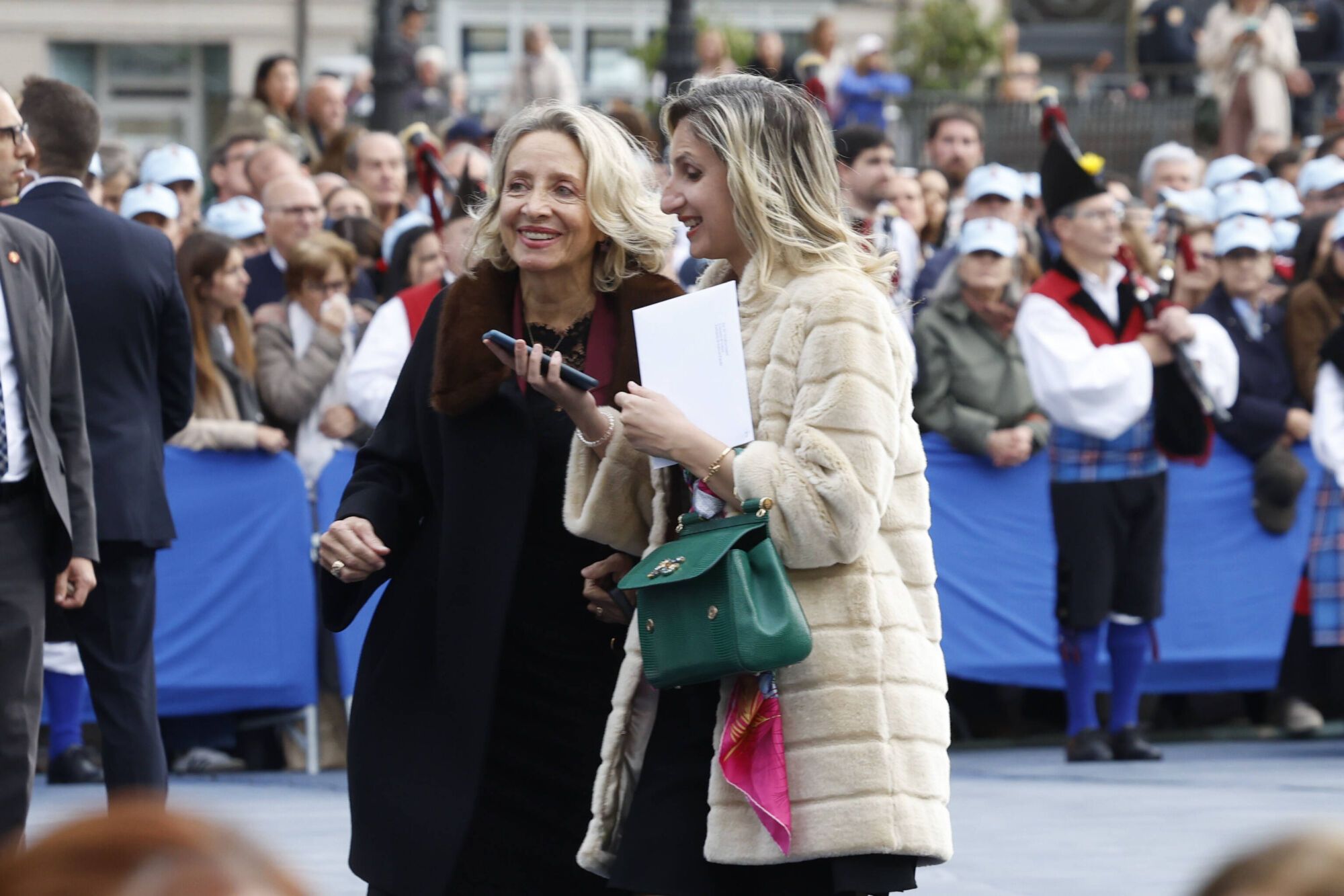  Así fue la llegada de los invitados a los premios "Princesa de Asturias" y su paso por la alfombra azul