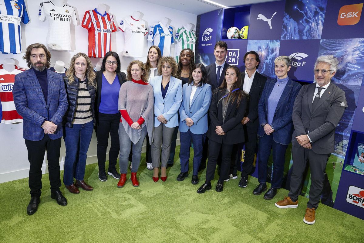 La presidenta de la Liga F, Beatriz Álvarez (c-delante), el presidente de Futbolistas-ON, Juanjo Martínez (3d), la presidenta de Futpro, Amanda Gutiérrez (2d-abajo), y Maite Sánchez Martín (4i) de CCOO, entre otros y otras, durante la firma del II Convenio Colectivo de Fútbol Profesional Femenino este lunes, en Madrid. EFE/ Rodrigo Jiménez