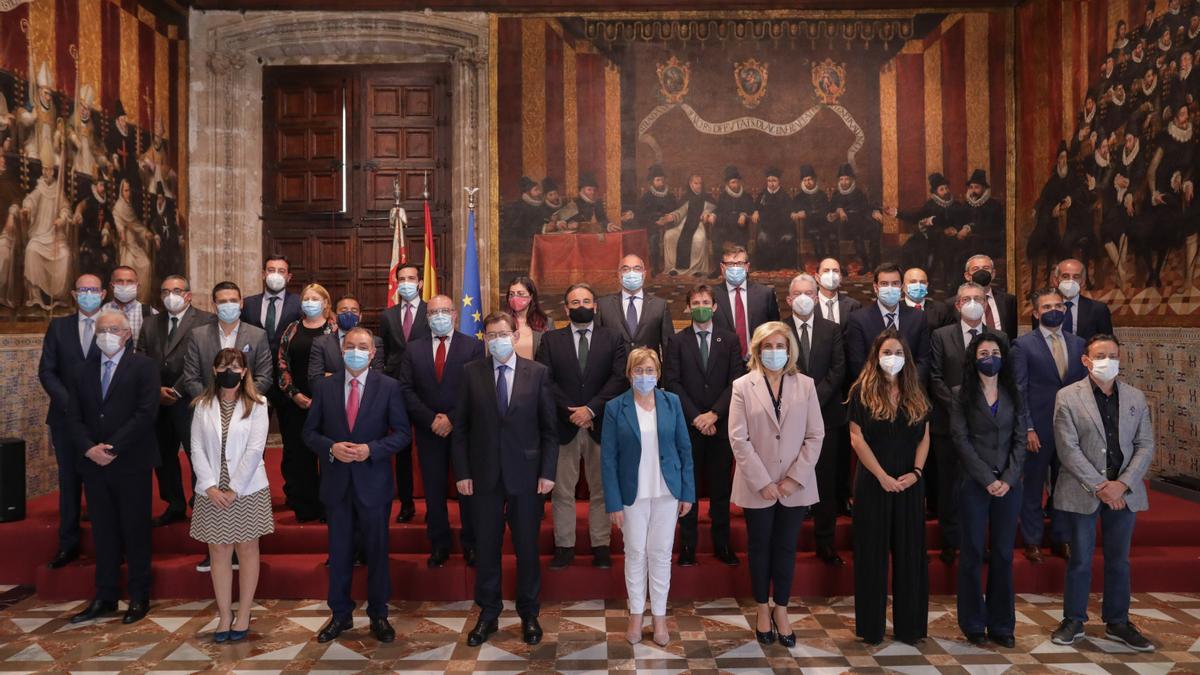 El presidente de la Generalitat y la consellera de Sanitat, junto a representantes de la patronal y a dirigentes de las empresas adheridas al plan.