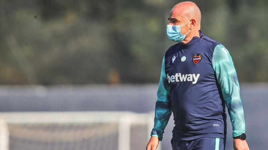 Paco López, entrenador del Levante UD, en una sesión preparatoria en la ciudad deportiva de Buñol. | F.CALABUIG