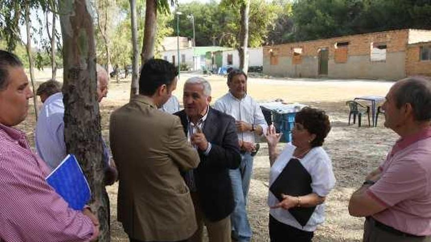 Viviendas de la realenga al fondo, en una visita de Raúl Jiménez y José del Río en junio de 2014.