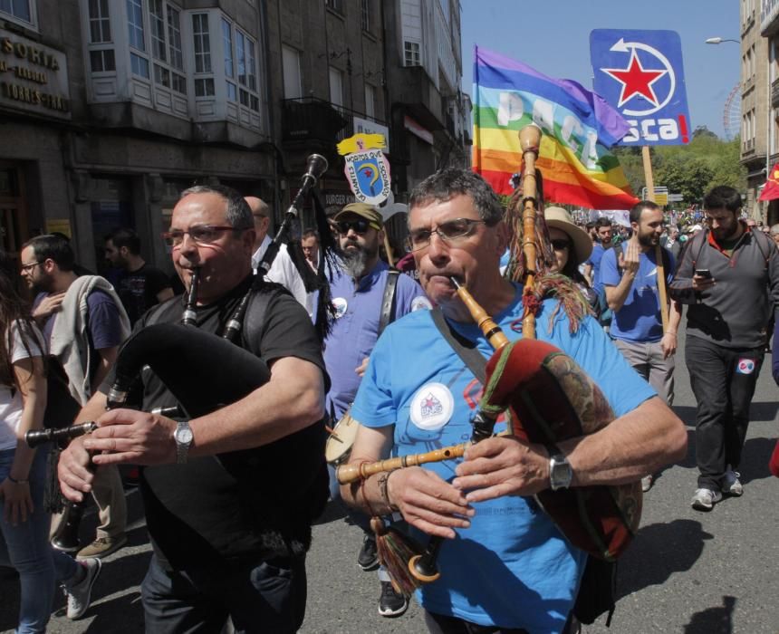 Miles de personas reivindican en Santiago su derecho a vivir en gallego