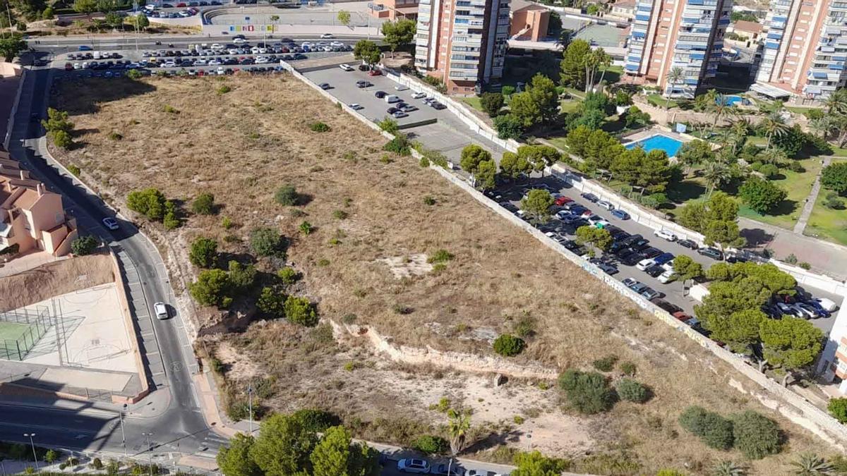 Vista aérea del solar que el Ayuntamiento va a habilitar para dotar a la zona de Poniente de más estacionamiento público.