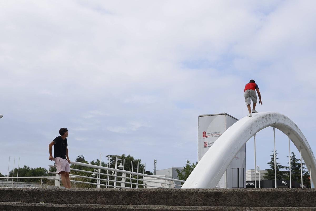 Ivan Kuzmenko practicando en el el puente de la Feria sobre el Piles.