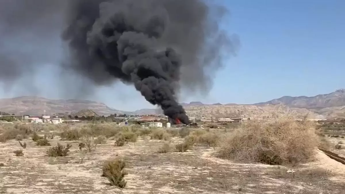 Aparatoso incendio en un solar a las afueras de Agost
