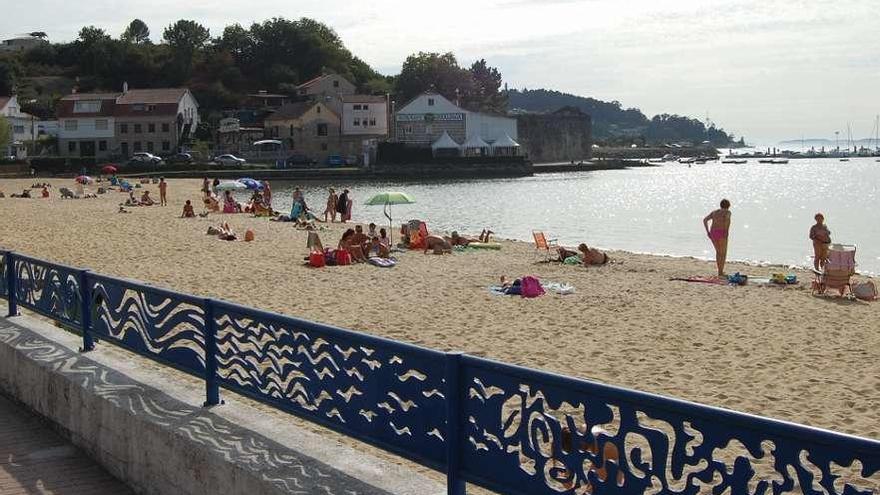 La playa de Arealonga, en Chapela, que este verano lucirá el cartel de &quot;aguas excelentes&quot;. // FdV