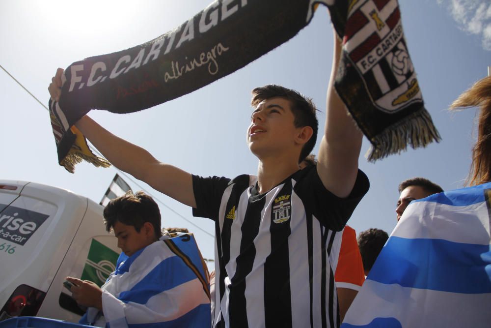 Multitudinaria llegada del FC Cartagena