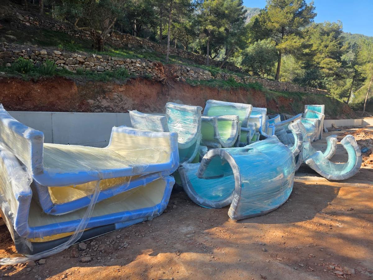 Las piezas de los toboganes ya han llegado a la Vall y ya se prepara su instalación.