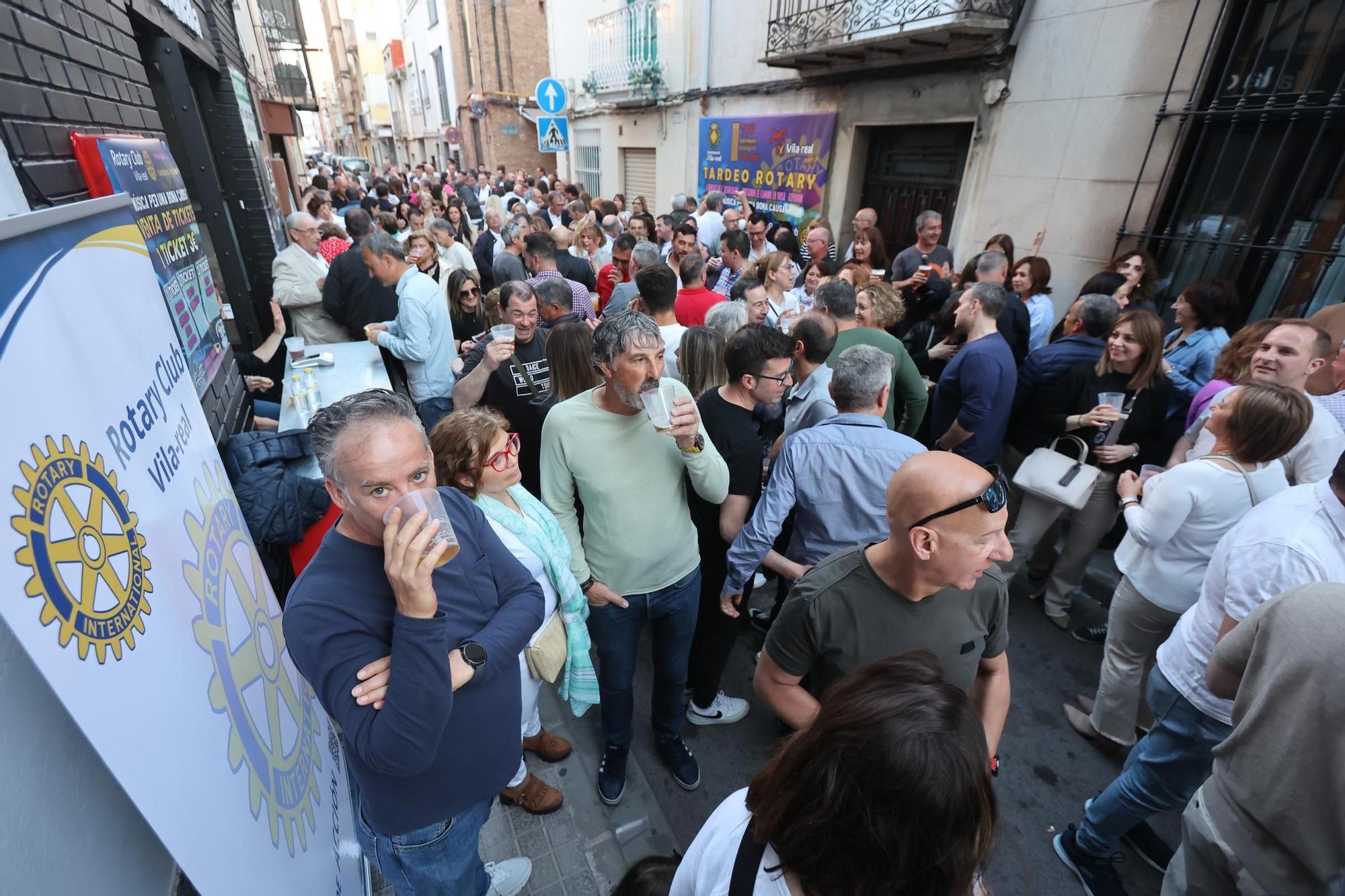 Galería: El tardeo solidario del Rotary Club llena la calle en Vila-real