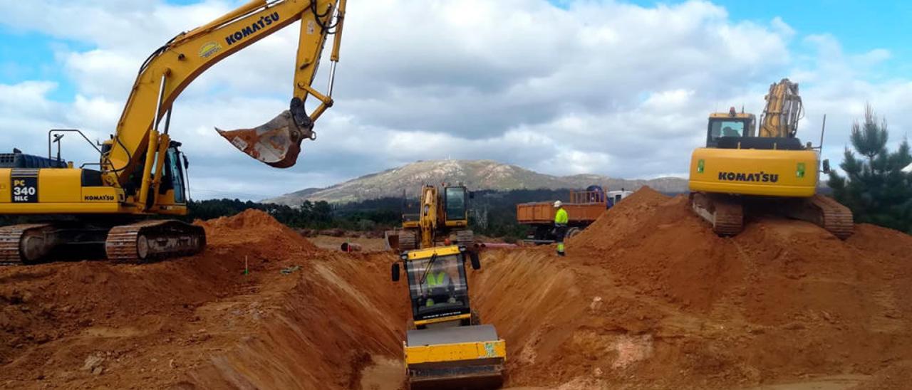 Excavadoras trabajando en la Plataforma Logística  //FdV