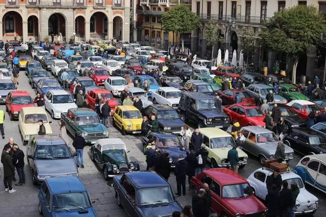 GALERÍA | Los coches clásicos toman la Plaza Mayor de Zamora