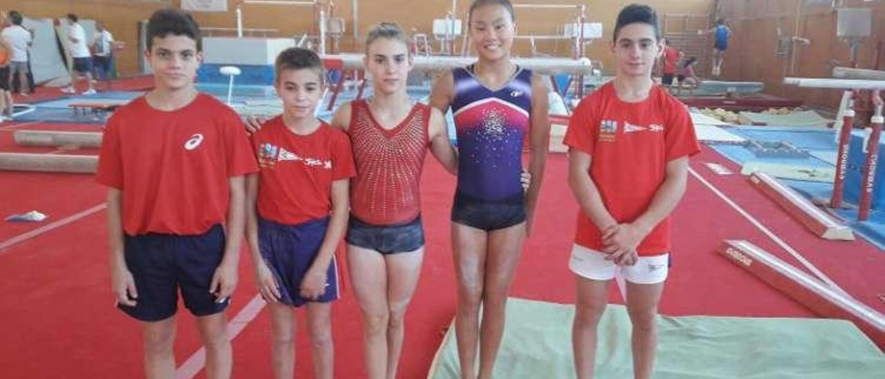 Pelayo Rubio, Xuan Ceñal, María Llacer, Celia Li y Pelayo Mateo, en el gimnasio mallorquín.