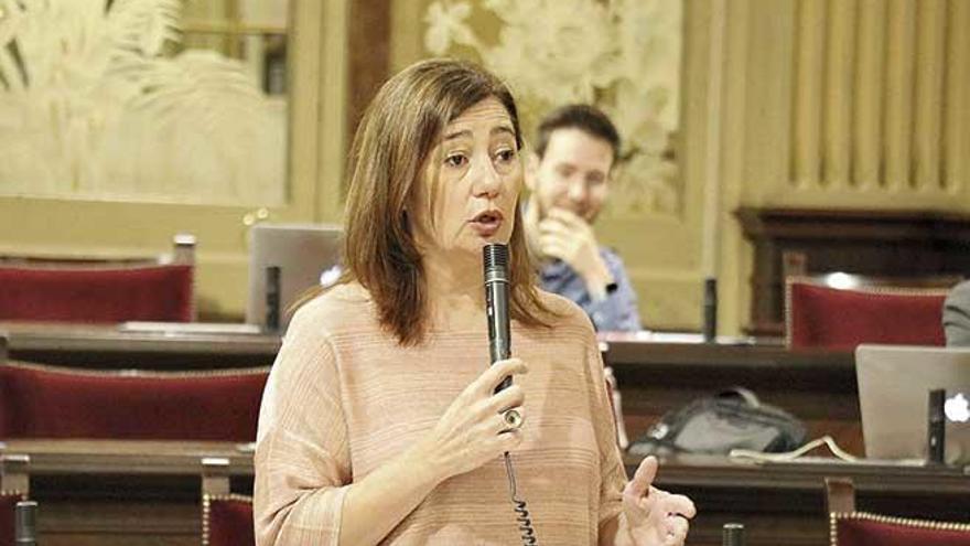 La presidenta del Govern, Francina Armengol, ayer interviniendo en el pleno del Parlament.