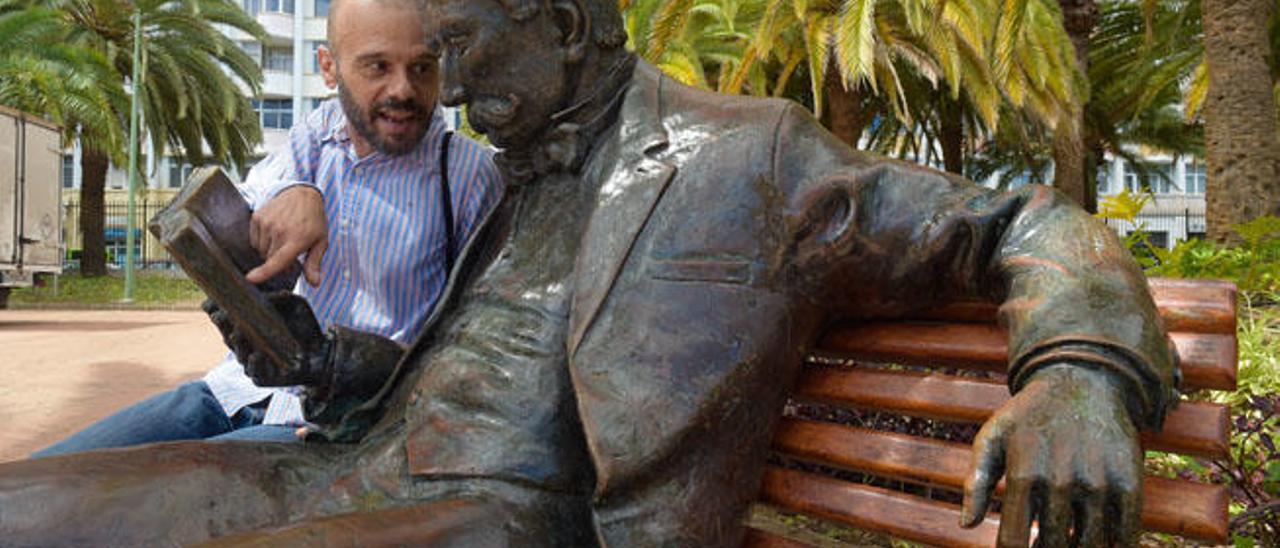 Jabicombé, ayer, junto a la estatua de Galdós en el parque de Don Benito del barrio de Schamann.