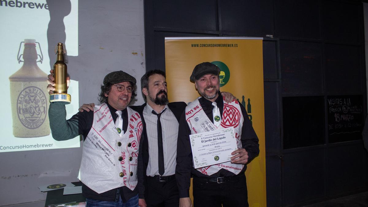 Los hermanos Gerardo y Jesús García Ortín celebran el premio a la mejor cerveza casera de España