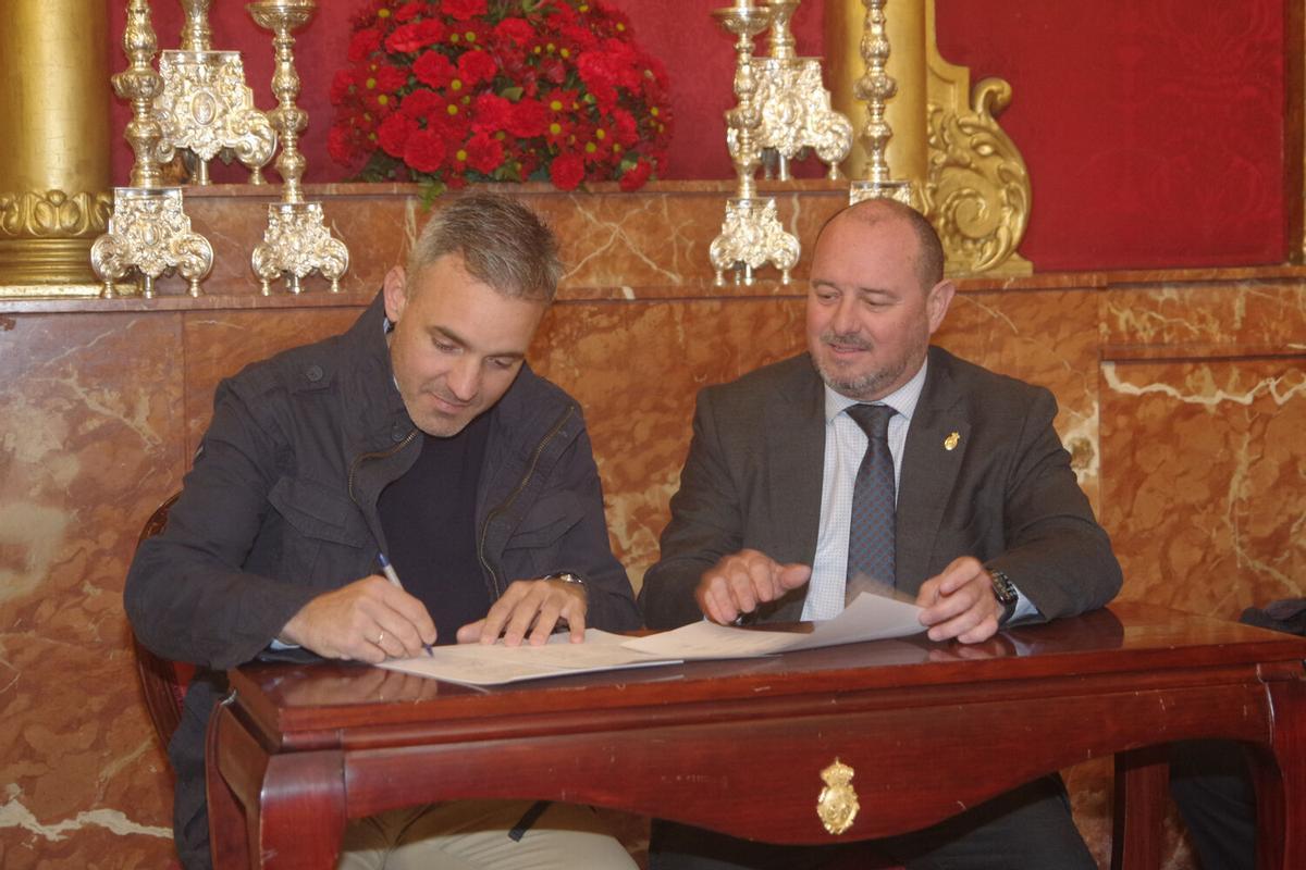 Firma del contrato para la realización de 'La Cruz del Mundo', sobre la que girará la celebración del L Aniversario de la bendición del Nazareno de los Pasos en el Monte Calvario, de la cofradía del Rocío
