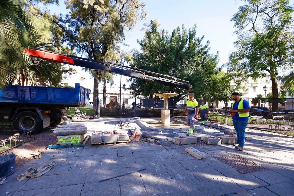 Trabajos en la fuente de la Magdalena, esta mañana.